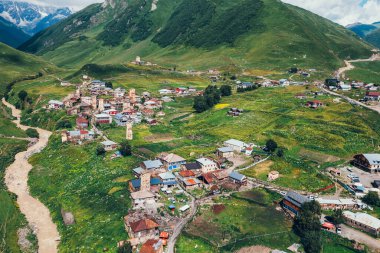 İHA 'dan Ushguli hava görüntüsü. Ünlü antik Svan Kuleleri. Popüler turist Svan topluluğu Gürcistan 'ın Samegrelo-Zemo Svaneti bölgesinde Mestia belediyesinde.