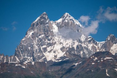 Ushba dağı Kafkasya Dağları 'nın en önemli zirvelerinden biridir. Gürcistan 'ın Svaneti bölgesinde yer alır..