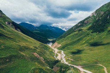 Svaneti 'deki dağların arasındaki dağ yolu, Georgia' daki yürüyüş ve yürüyüş yolları..