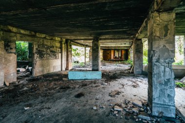 Terk edilmiş binaların içinde sütunlar, kayıp ve unutulmuş yerler kavramı.