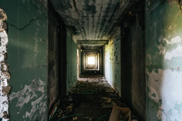 Sötét Üres Folyosó Vagy Alagút Egy Elhagyatott Házban Világítással Végén — Stock Fotó