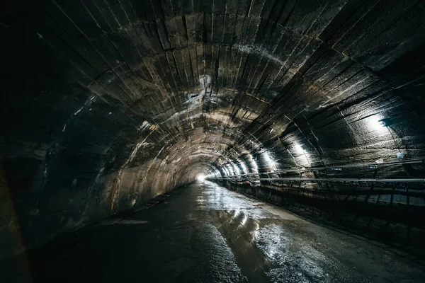 Lange Betonnen Ondergrondse Industriële Tunnel Corridor Rechtenvrije Stockfoto's