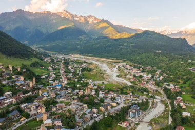 Svaneti 'deki Mestia kasabası, İHA' dan hava görüntüsü. Svan Kuleleriyle ünlü Gürcistan tarihi yeri.