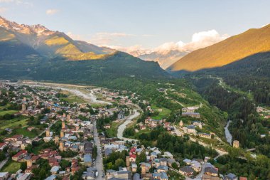 Svaneti 'deki Mestia kasabası, İHA' dan hava görüntüsü. Svan Kuleleriyle ünlü Gürcistan tarihi yeri.
