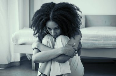 Duygusal stres içindeki sevimli siyah kız evde tek başına oturuyor. Genç kız okuldaki sorunlar ve zorbalıklar için endişeleniyor. Siyah ve beyaz resim