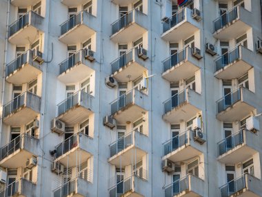 Balkon deseni. Birçok balkonu olan yüksek binalar..
