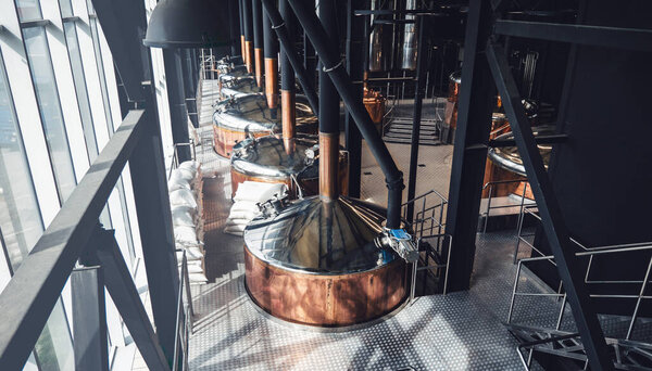 Оборудование для приготовления пива. Миниатюрная пивоварня. Медные резервуары или резервуары и трубы.
