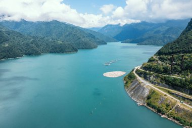 Inguri nehri ve dağların insansız hava aracı manzarası. Enguri hidroelektrik santrali - Batı Gürcistan 'daki rezervuar ve HPP.