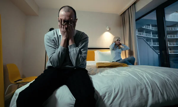 Yatak Odasında Sorunlar Ilişki Kavramı Üzgün Adam Yatağın Kenarında Oturur — Stok fotoğraf