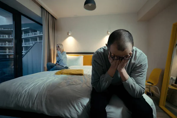 Yatağın Kenarında Oturan Üzgün Adam Lişkilerde Samimiyette Sorunlar Hanet Kavramı — Stok fotoğraf