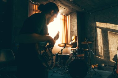 Müzisyenler ses kayıt stüdyosunda prova yapıyorlar. Müzik bandı tekrarı.