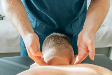 Boyun ağrısı olan hasta, doktor terapist masöründen akupunktur masajı alıyor. Kapatın. Çin ilacı tedavisi. İnsan vücudundaki enerji noktaları aracılığıyla doğu terapisi..
