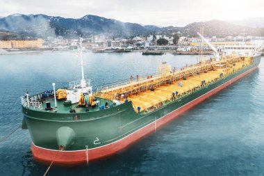 LPG 'li petrol tankeri ya da liman terminalinde kimyasal kargo, İHA' nın hava görüntüsü. Sanayi rafinerisi kargo gemisi.