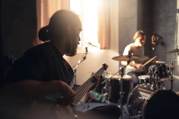 Anggota Band Berlatih Studio Musik Dengan Fokus Pada Gitaris Stok Foto