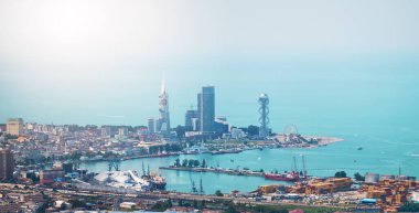 Karadeniz kıyıları, modern gökdelenler, liman, kentsel gelişim ve kıyı güzelliğine sahip Batumi şehri. Seyahat, turizm ve mimari temalar için mükemmel..