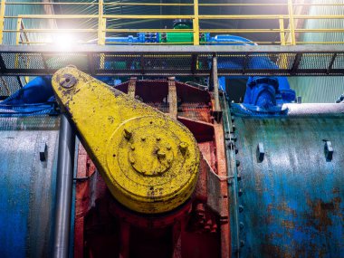 Hidroelektrik santralinde türbine yol açan endüstriyel su borusu, mühendislik ve imalat süreçleri.