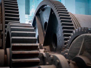 Enguri hidroelektrik santralinin karmaşık makine ayrıntıları, yoğun dişli ve mekanik parçaları düzenleme, endüstriyel miras vurgulanan.