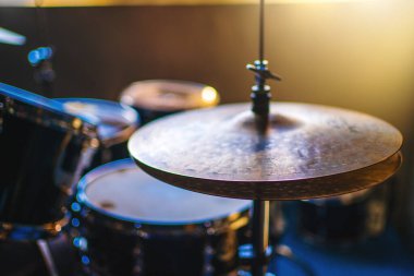 Müzik stüdyosunda davul çanlarının zilleri, enstrümanların dokusu ve detayları loş aydınlatılıyor.. 