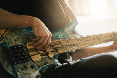 Müzisyen Elektro Bas Gitarı Çalarken Yakın plan.