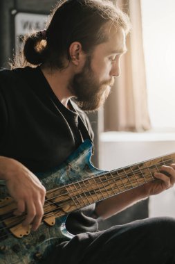 Blue Electric Bass Gitar Çalan Sakallı Adam, dikey görüntü