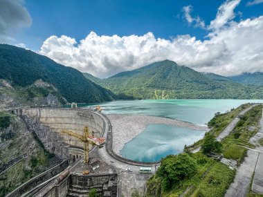 Mountain Lake Manzaralı Hidroelektrik Baraj.