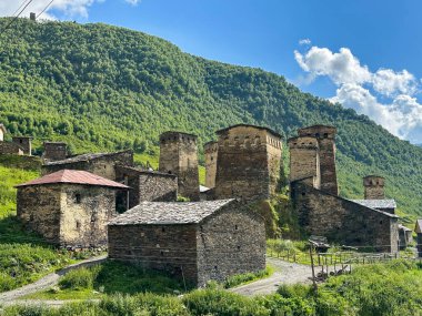 Ushguli, Mestia, Gürcistan 'daki antik taş kuleler ve binalar, yemyeşil dağların ortasındaki ortaçağ mimarisi. 
