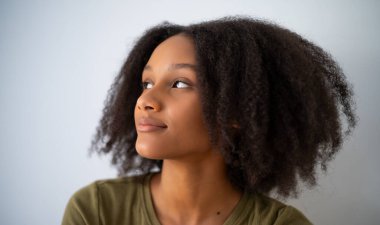Afro saçlı kadın portresi.