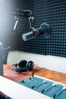 Ses geçirmez stüdyoda ses karıştırıcı ve kulaklıklı profesyonel cep telefonu kurulumu, podcast, ses kaydedici ve ses kaydı projeleri için mükemmel..
