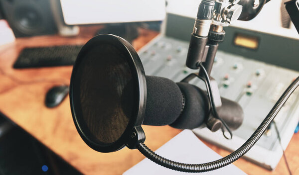 Micrófono Profesional Estudio Grabación Con Filtro Pop Listo Para Podcast — Foto de Stock