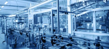 Şişeleme içecekleri için modern otomatik fabrika üretim hattı. Gelişmiş endüstriyel ekipman ve makineler verimlilik, otomasyon ve steril yüksek teknoloji üretim süreçlerini vurguluyor