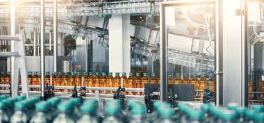 Sıvı ambalaj, endüstriyel imalat ve otomasyon teknolojisi için plastik şişelerle dolu taşıma hattı olan şişeleme fabrikası. Modern fabrikada üretim süreci.