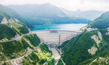 Gürcistan 'daki Enguri barajının havadan görünüşü yemyeşil dağlar ve nehirlerle çevrilidir. Çevrede somut yapı, mühendislik ve doğa uyumu..