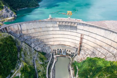 Gürcistan 'daki Inguri hidroelektrik santrali. Dev su barajının insansız hava aracı görüntüsü. Inguri Nehri üzerindeki hidroelektrik santrali..