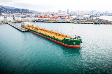 Kargo konteynerleri, denizcilik lojistiği, ticaret yolları ve küresel enerji taşımacılığıyla dolu büyük bir petrol tankeri.. 
