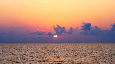 Durgun gökyüzü ile gün batımı, huzur, rahatlama, romantik kaçamak, tropik cennet, manzara doğa, yansıma, yaz ve huzurlu atmosferi çağrıştırıyor..