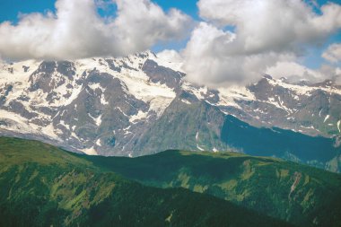 Karlı dağ zirveleri dramatik buzullar, kayalık yamaçlar ve verimli alçak tepeler. Manzaralı vahşi doğa nefes kesici alp manzaraları sunuyor..