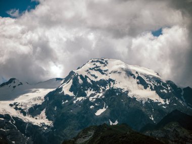 Yüksek karla kaplı zirveler engebeli dağ manzaralarına hükmediyor dramatik kaya duvarları, el değmemiş buz ve açık gök kubbe altında yükselen zirveler sergiliyor. Görkemli alp harikası.