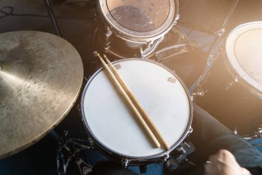 Prova stüdyosunda davul çalan davul seti, müzik prodüksiyonu veya müzik eğitimi, ses kaydı içeriği.