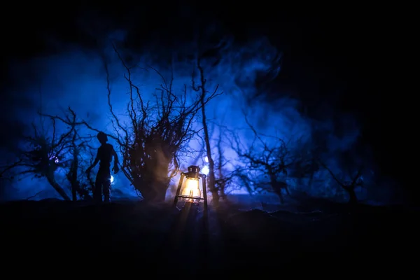 Silhouette Einer Person Die Dunklen Wald Steht Horror Halloween Konzept — Stockfoto
