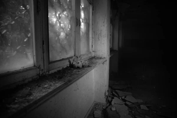 Vieux Jouet Sur Rebord Fenêtre Dans Une Maison Abandonnée Tchernobyl — Photo