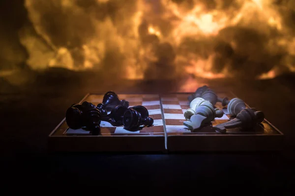 ビジネスアイデアや競争や戦争のテーマのチェスボードゲームのコンセプト 爆発と火災雲の暗い背景にチェスの数字 選択的焦点 — ストック写真