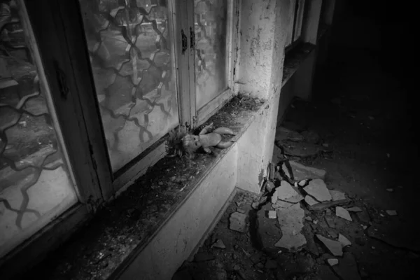 Vieux Jouet Sur Rebord Fenêtre Dans Une Maison Abandonnée Tchernobyl — Photo