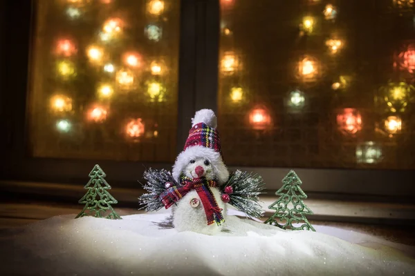 Choinka Stojąca Śniegu Pięknym Wakacyjnym Tłem Tradycyjnymi Atrybutami Wakacyjnymi Przytulne — Zdjęcie stockowe
