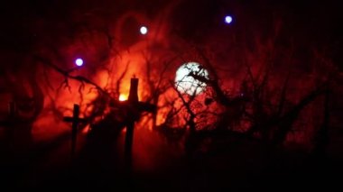 Zombilerin mezarlıktaki ölü ağaç, ay, kilise ve sisli ürkütücü bulutlu gökyüzü, Korku Cadılar Bayramı konsepti. Seçici odak