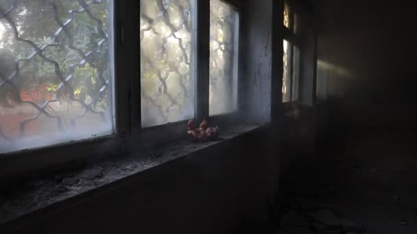 Vieux Jouet Sur Rebord Fenêtre Dans Une Maison Abandonnée Concept — Video