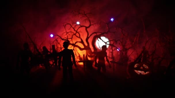 Vista Assustadora Zumbis Cemitério Árvore Morta Lua Igreja Céu Nebuloso — Vídeo de Stock