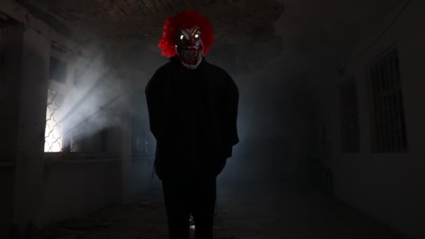 Страшний Злий Клоун Червоним Волоссям Стоїть Всередині Зруйнованого Залу Покинутій — стокове відео