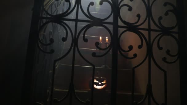 공포의 할로윈 컨셉이야 소름끼치게 버려진 계단에는 촛대와 핼러윈 호박이 빛나고 — 비디오