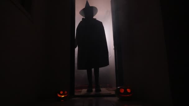 Koncepcja Halloween Creepy Sylwetka Ciemnym Korytarzu Głową Dyni Stonowane Światło — Wideo stockowe