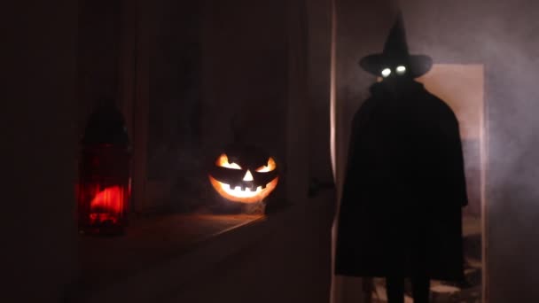 Halloween Konzept Gruselige Silhouette Dunklen Gang Mit Kürbiskopf Getöntes Licht — Stockvideo